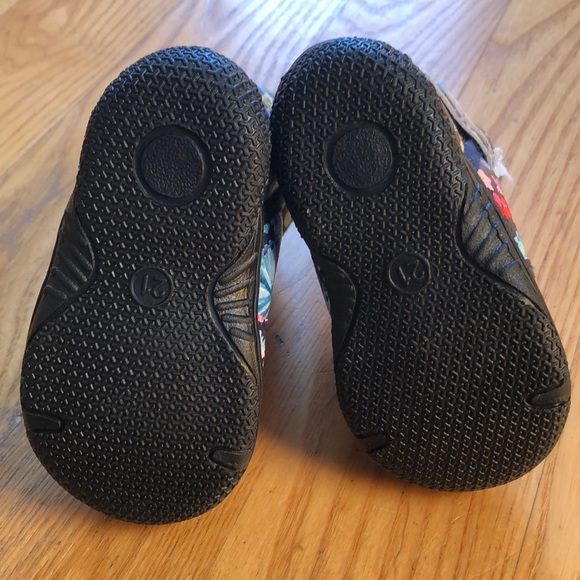 NEW! 12 m- 18m leather flower fluff lined boots - Picture 5 of 5